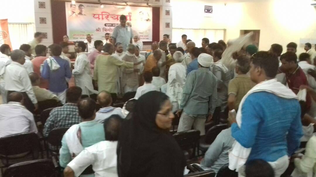 congress workers make chaos at election meeting