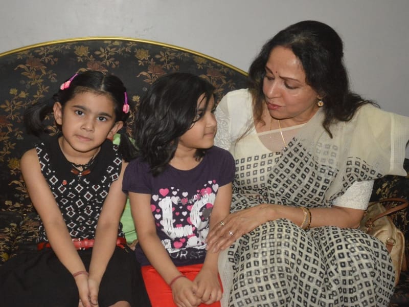 hema malini meets with the family members of saraf in mathura