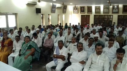 congress workers make chaos at election meeting