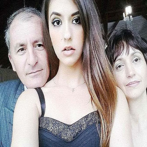OMG! This 18 year girl wants to sell her Virginity for sale to the highest bidder