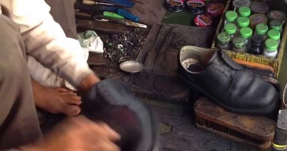clean india with shoe polish by accountant 
