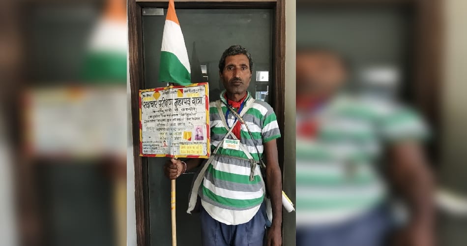 clean india with shoe polish by accountant 