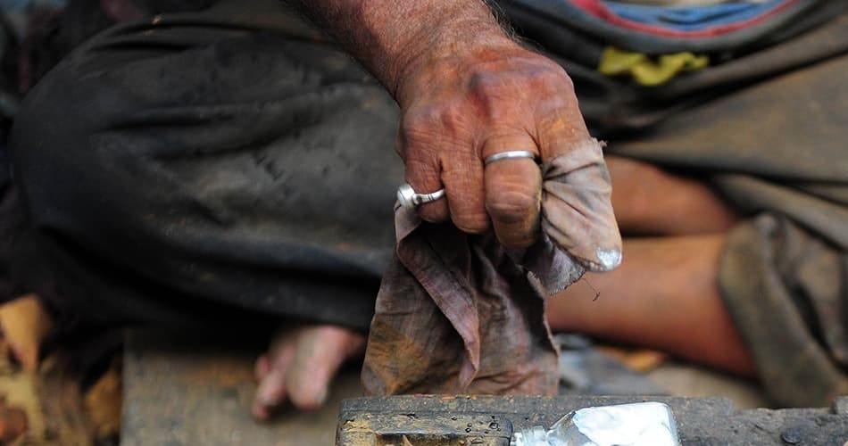 clean india with shoe polish by accountant 