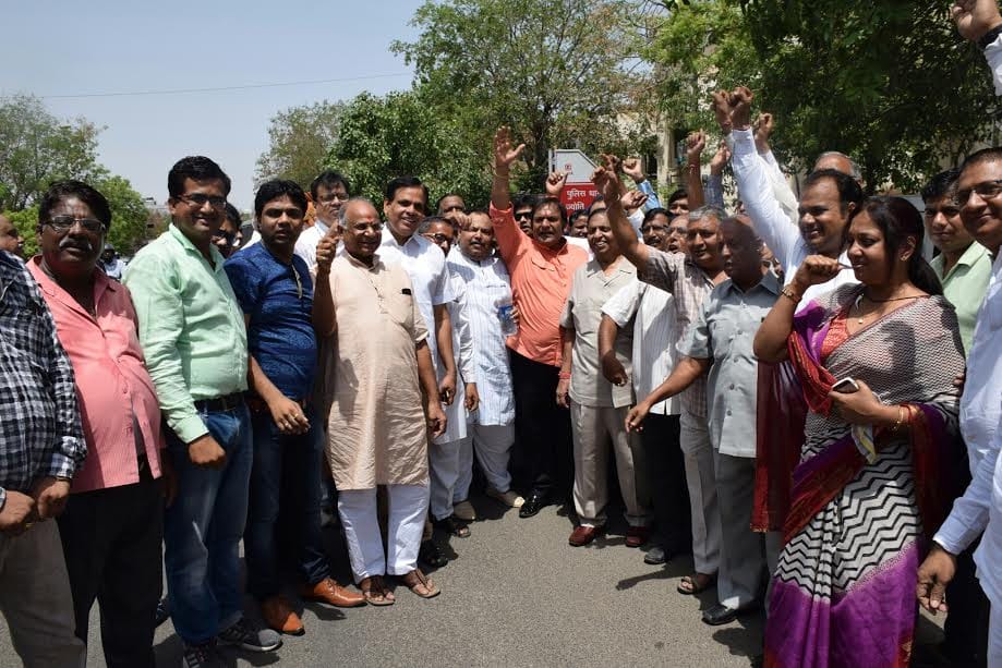 members from agarwal community protest outside the police station