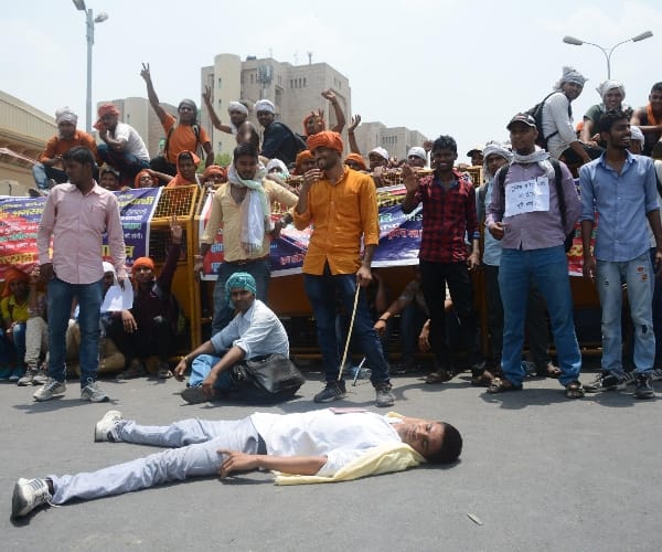 protest against police recruitment ban in lucknow