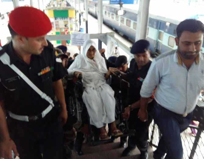 93 years old bibi rasoolan reached on wheelchair at veer abdul hameed majar in amritsar