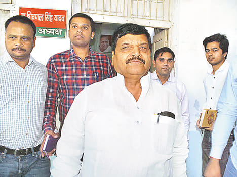 shivpal gives warning to bank manager