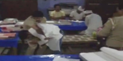 inspector suspended over beating samajwadi party leader in police station