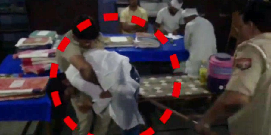inspector suspended over beating samajwadi party leader in police station