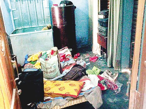 Break the lock of a locked house, two lakhs of theft