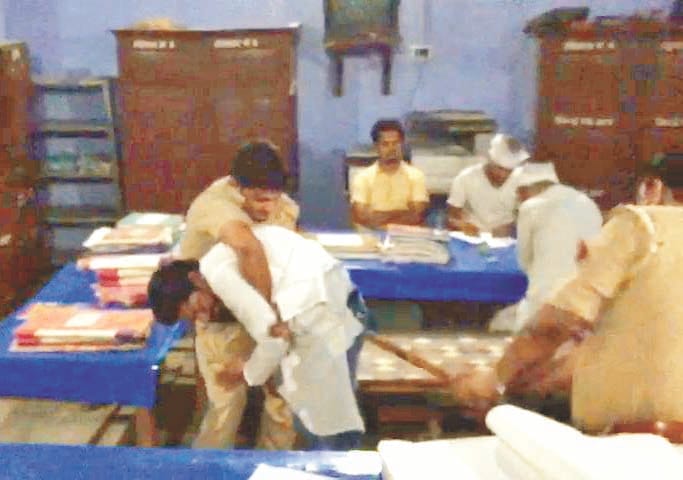 Inspector Suspend to beat SP leader in Kotwali