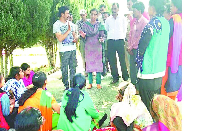 Women surrounded the District Excise Officer