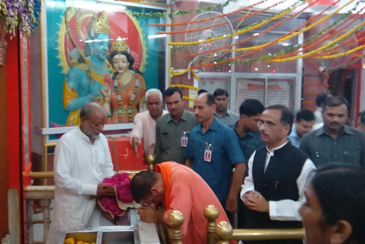 cm yogi visits hanuman temple