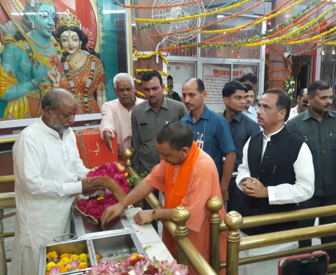 cm yogi visits hanuman temple