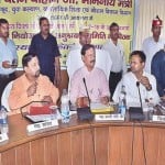 कलक्ट्रेट सभागार में जिला योजना की बैठक लेते जिले के प्रभारी मंत्री चेतन चौहान।