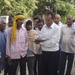 भूख से मौत की सूचना पर जांच करते ज्ञानपुर तहसीलदार जगवीर सिंह