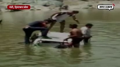 ब्यास नदी में कार गिरी