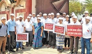 Ashok Bajpai's Home Bank personnel Gandhigiri