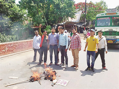 BJP leaders blow the statue of Block Education Officer