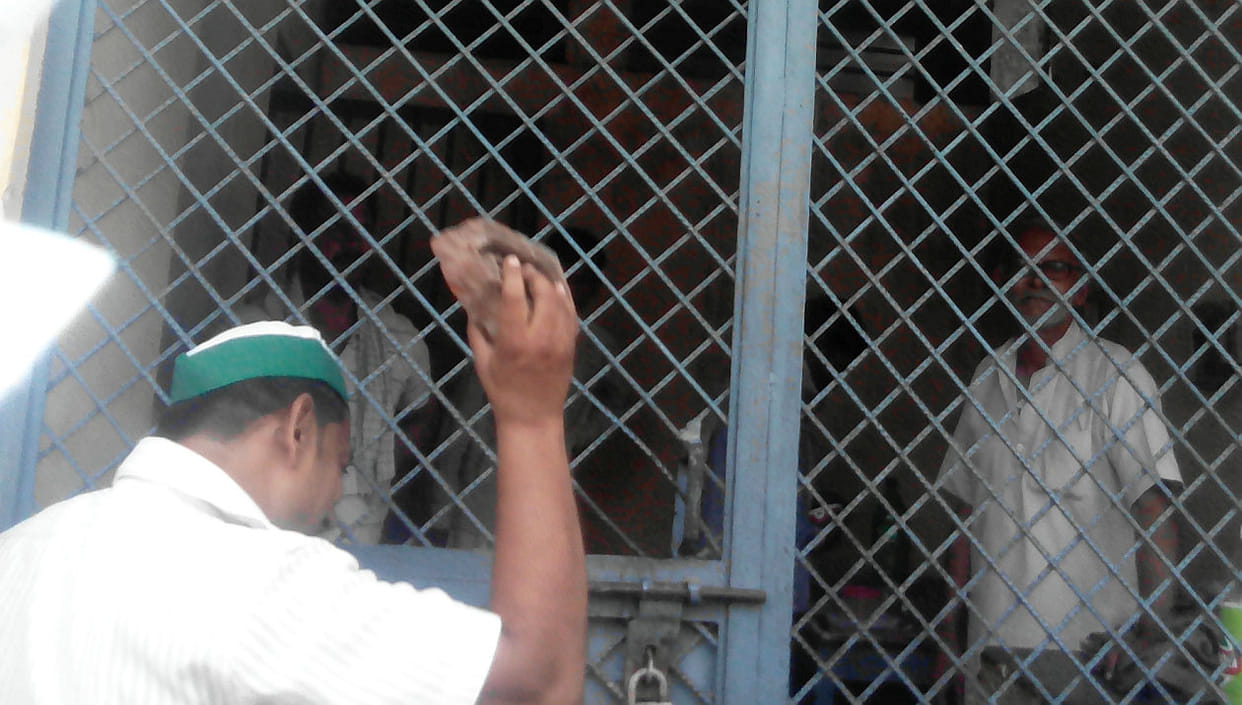 The farmers break the lock by bku free.
