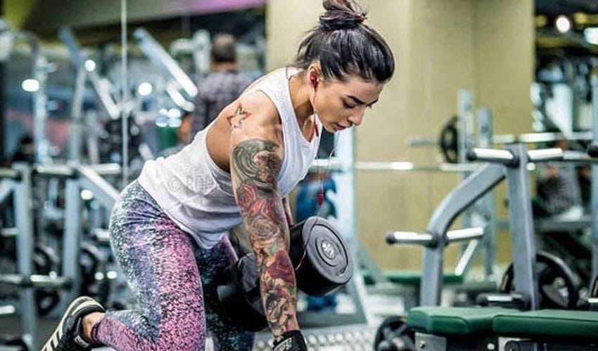 big boss 10 ex contestant bani j is going through chinese cupping therapy 
