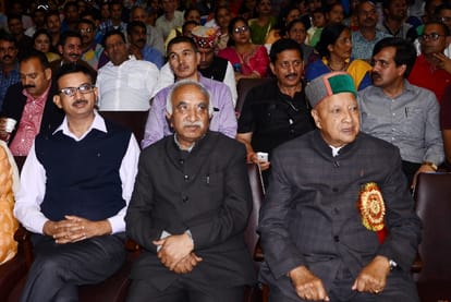 Virbhadra Singh Statement on Students Politics at HP University.
