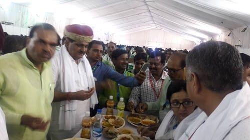 rajasthan agricultural minister joins lunch with farmers 