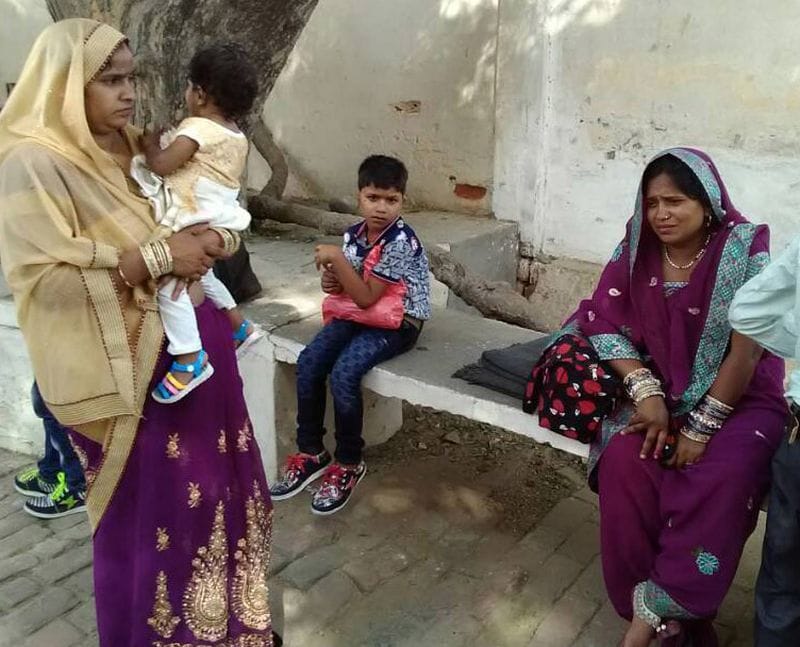 train se mahila ke lekho ke aabhooshan udaye