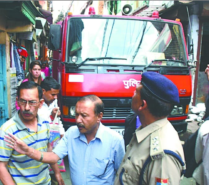  Fire brigade vehicles due to encroachment in the market