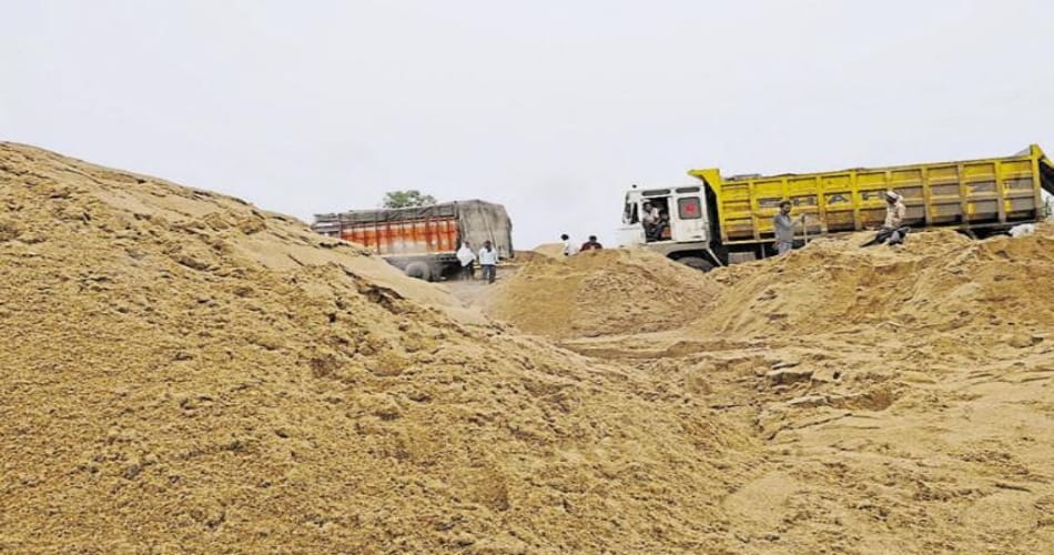 Sand loaded three tractor trolly seized in Budaun