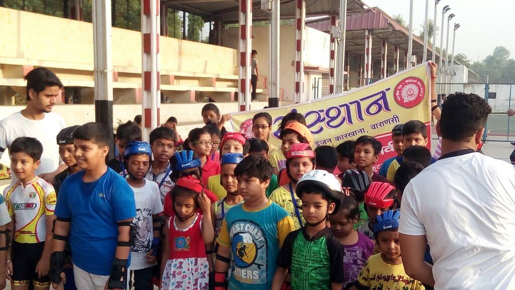 children gives cleanliness massage ith rollar sketing