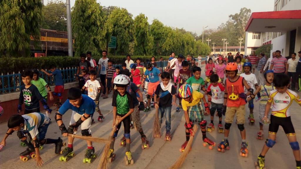 children gives cleanliness massage ith rollar sketing