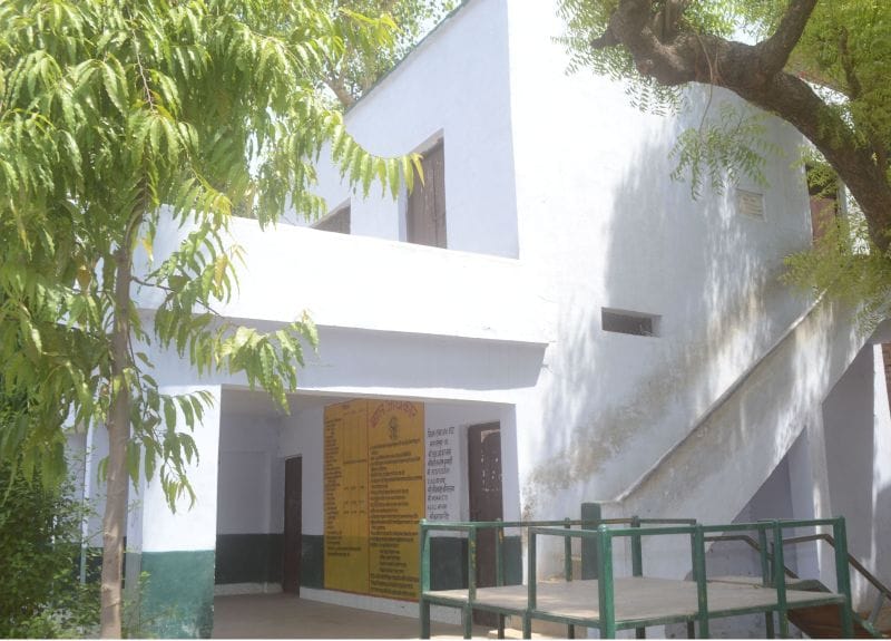 aanganabaadee kendraaen par taale, kaise mite kuposhan