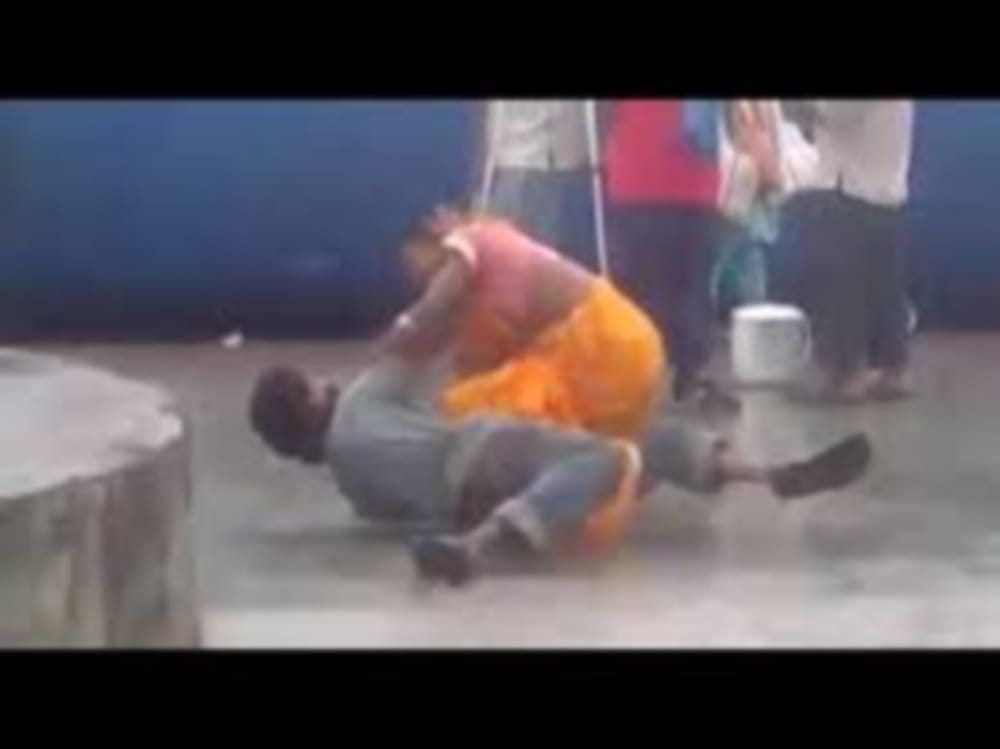 woman beat her father in law in haridwar