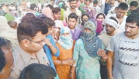 police ke peechhe chappal lekar daudi mahilayein