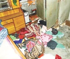 pariwar ko bndhak banakar laakhon ki loot