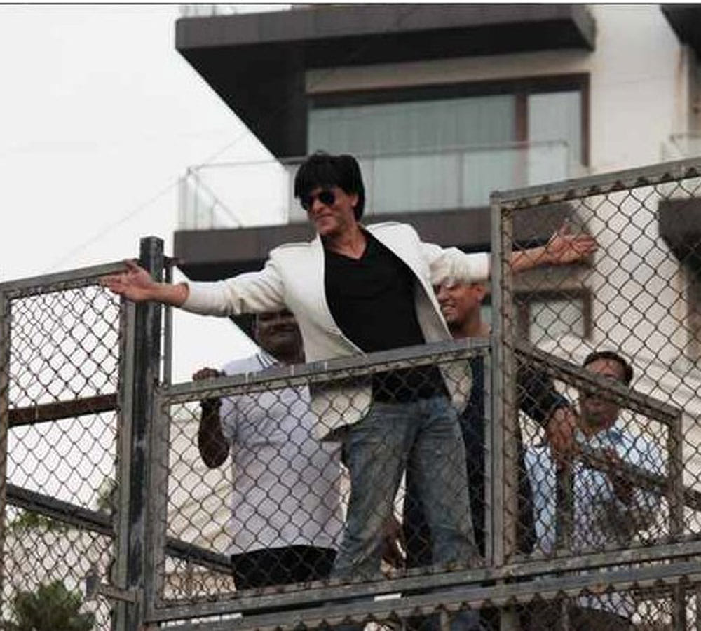 Six minor girls flee home to meet the superstar shahrukh khan found outside the mannat