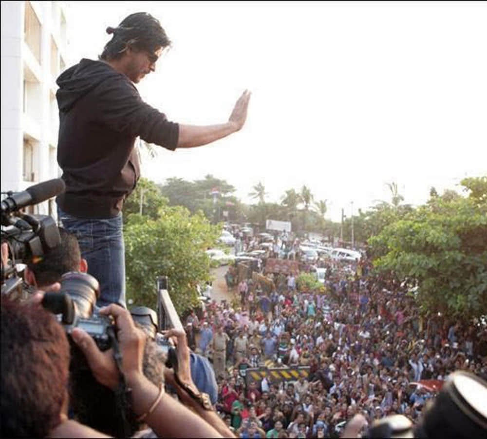 shahrukh khan use aerial route to avoid the Mumbai traffic as he opts for a chopper ride 