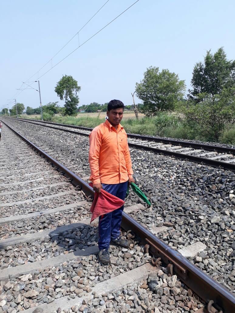 Gap on tracks joint, save accident