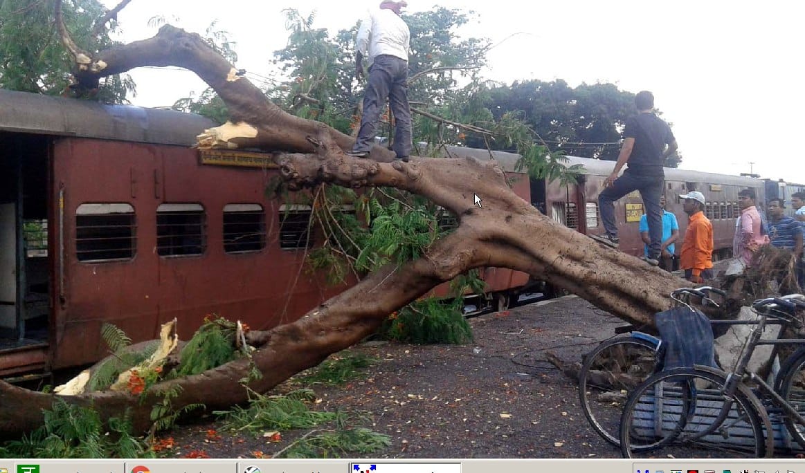 Thunderstorms in Malaiya hit huge devastation