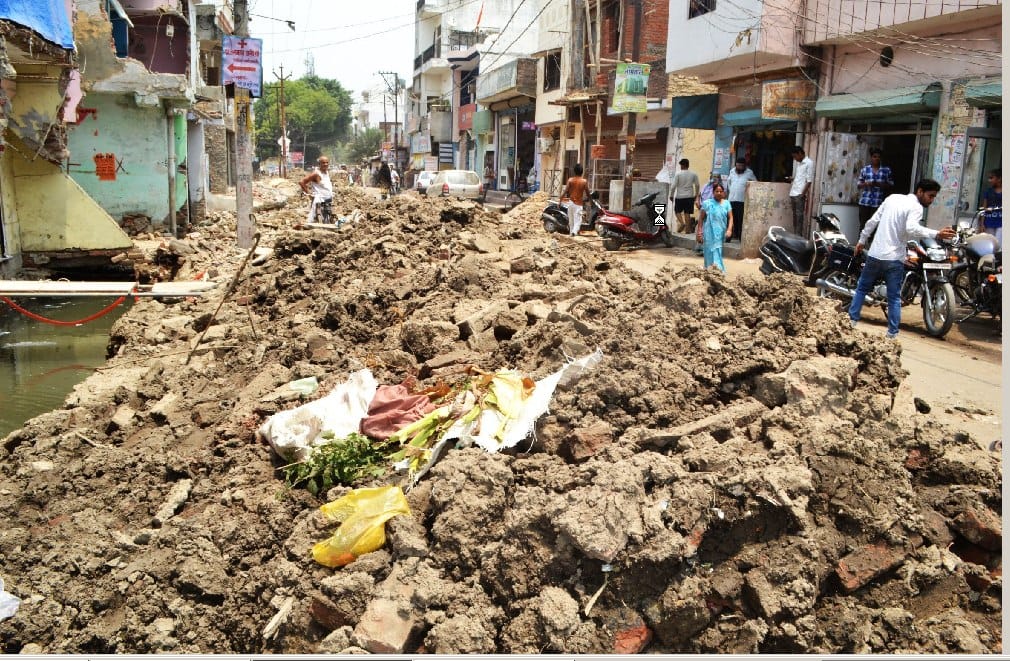 Opposition not to remove clean debris in Mohanganj