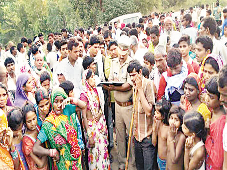 The young man squatted in the ditch, the villagers kept jam