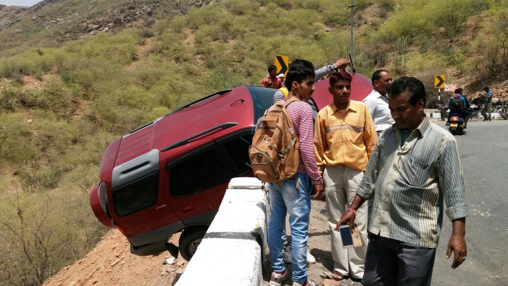 Safari jeep, hanged in the pit of Pushkar Valley,