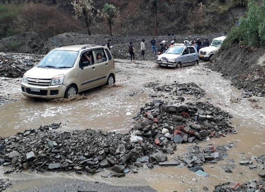 traffic stopped due to rubble on badrinath highway