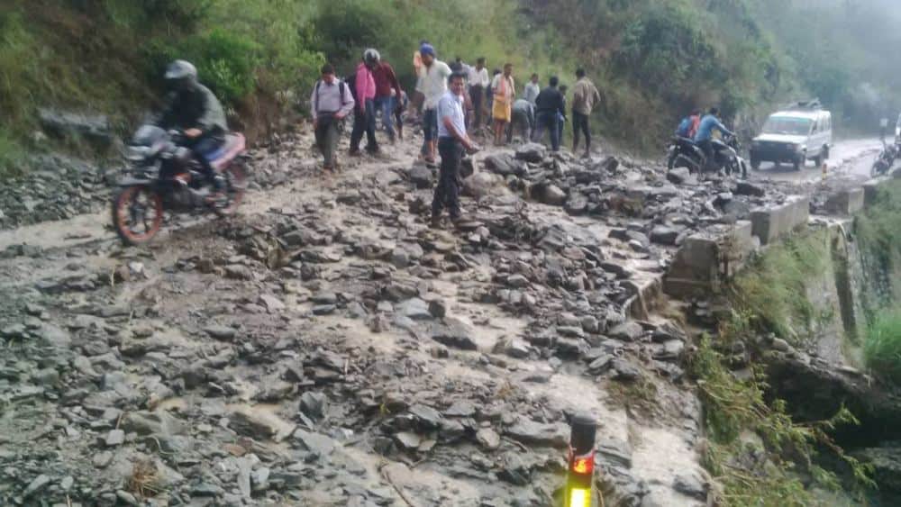 traffic stopped due to rubble on badrinath highway