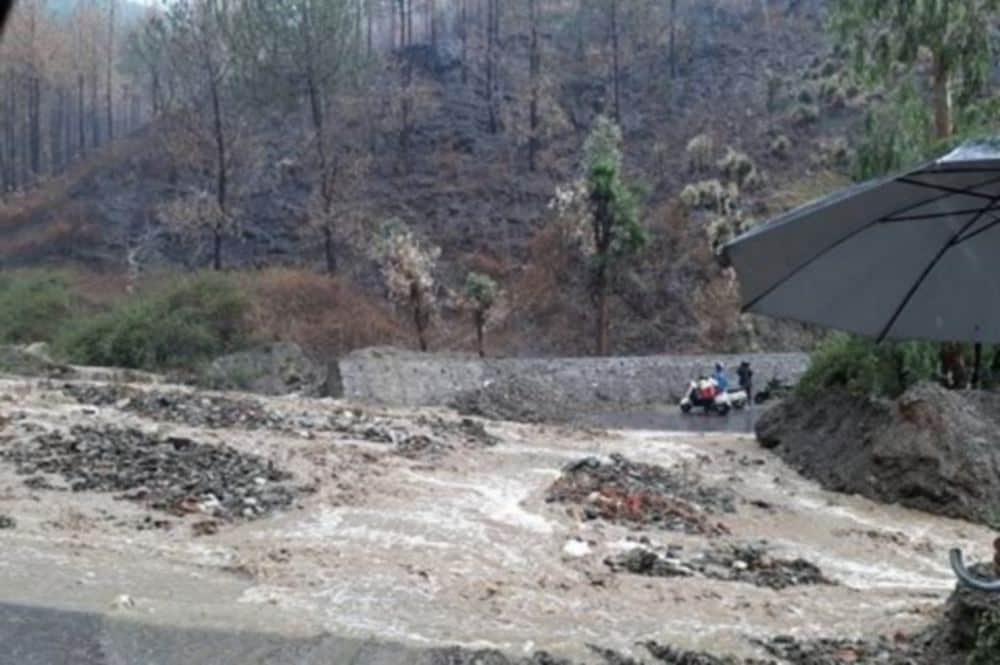 traffic stopped due to rubble on badrinath highway