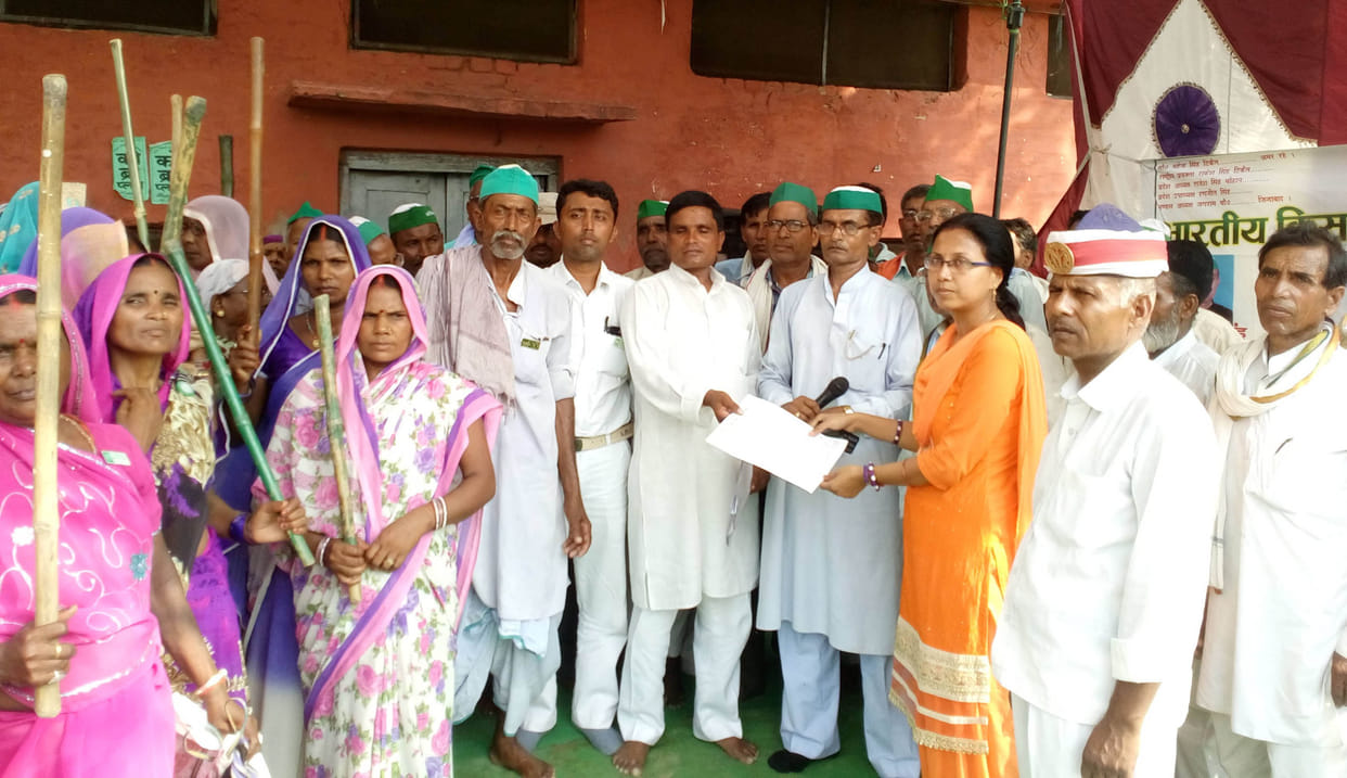 Bhikiyu dharna at sugar mill gate