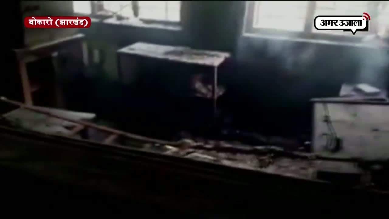 नक्सलियों ने रेलवे स्टेशन पर की आगजनी