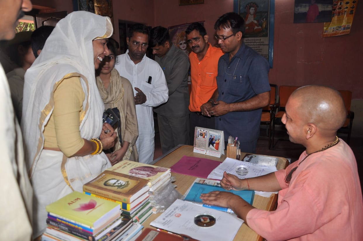 Applicants meet to CM in Gorakhnath temple