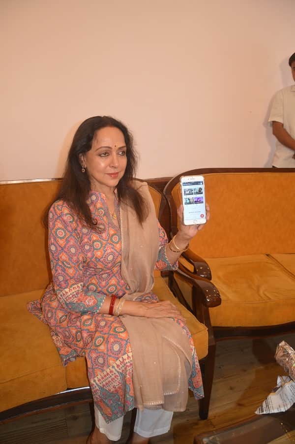 dream girl hema malini likes amar ujala mycity app and said wonderful after launching it in mathura